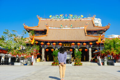 亚裔女性在广东省惠州市巽寮湾天后宫旅游