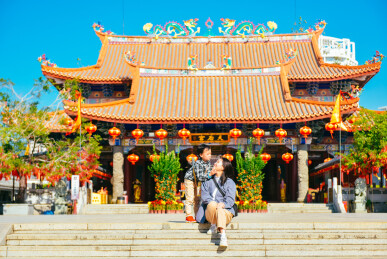 亚裔母子在广东省惠州市巽寮湾天后宫旅游