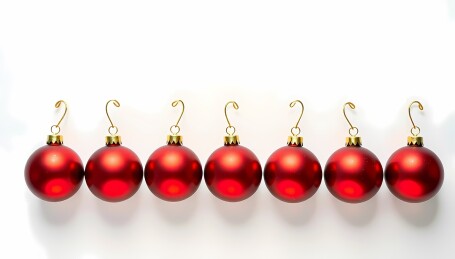一排红色圣诞装饰球
