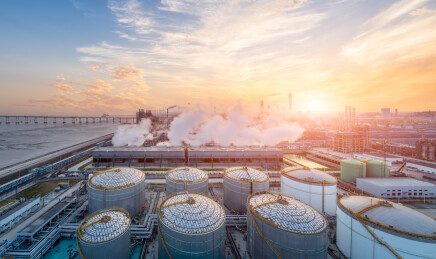 夕阳下的化工厂与储油罐