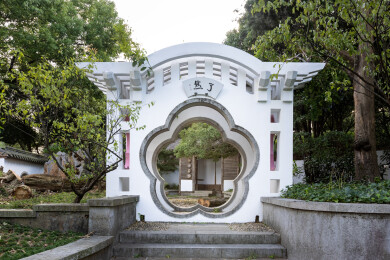 江苏省无锡荣氏梅园梅花门园林景观