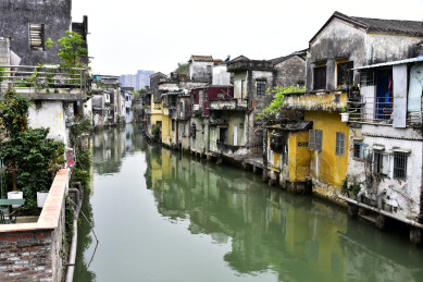 广东佛山市顺德容桂水乡水上人家老房子的倒