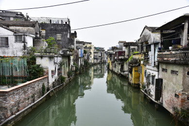 广东佛山市顺德容桂水乡水上人家老房子的倒