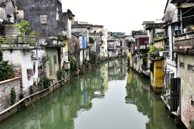 广东佛山市顺德容桂水乡水上人家老房子的倒