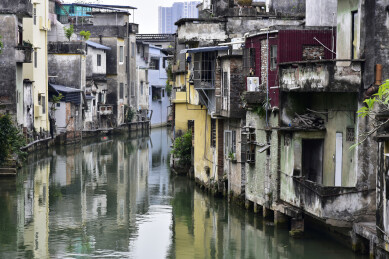 广东佛山市顺德容桂水乡水上人家老房子的倒