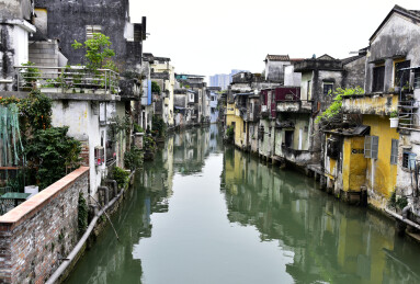 广东佛山市顺德容桂水乡水上人家老房子的倒