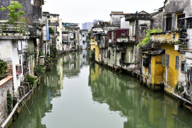 广东佛山市顺德容桂水乡水上人家老房子的倒
