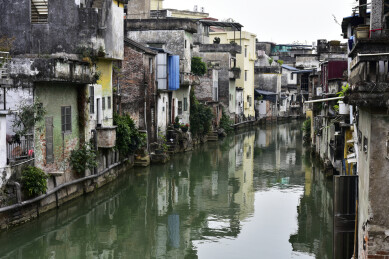 广东佛山市顺德容桂水乡水上人家老房子的倒