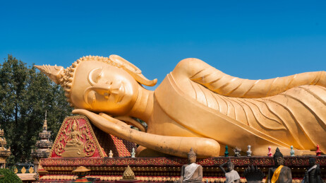 东南亚老挝首都万象塔銮寺卧佛寺