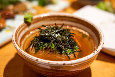 一家日式烧鸟店的美味菜品，昆布汤泡饭