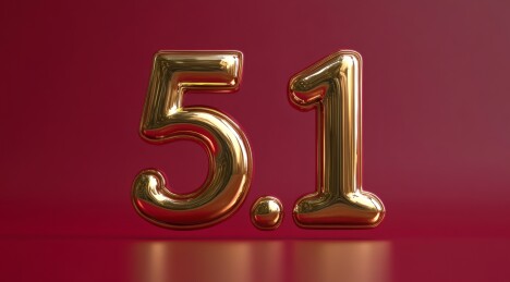 红色背景上的金色劳动节数字