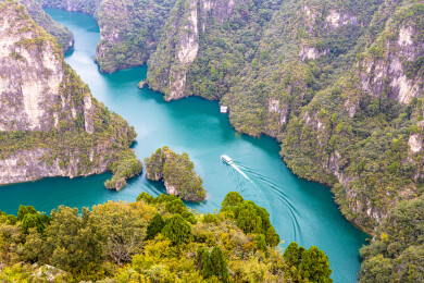 航拍峰林峡山水风光全景