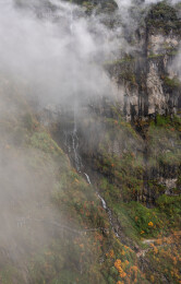 秋天四川瓦屋山云雾中的鸳溪瀑布