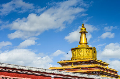 中国甘肃省甘南地区碌曲县郎木寺秋季风景