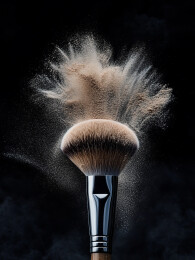 喷溅的粉末化妆刷