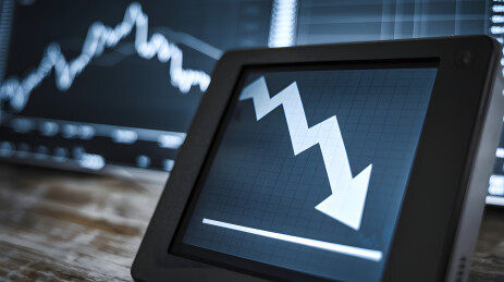 数字屏幕上的向下箭头图表特写象征财务损失