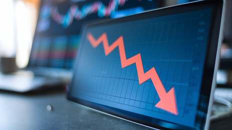 数字屏幕上的向下箭头图表特写象征财务损失