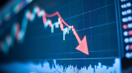 数字屏幕上的向下箭头图表特写象征财务损失