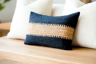 靠枕与木质台面