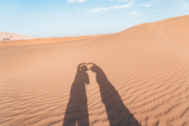 一对情侣在沙漠中的影子合照