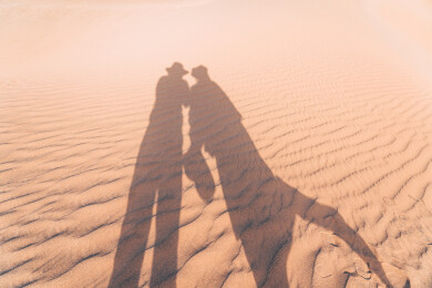 一对情侣在沙漠中的影子合照