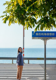 一位亚洲女性在广东省惠州市巽寮湾小镰仓