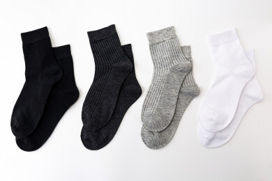 简约时尚的素色短袜