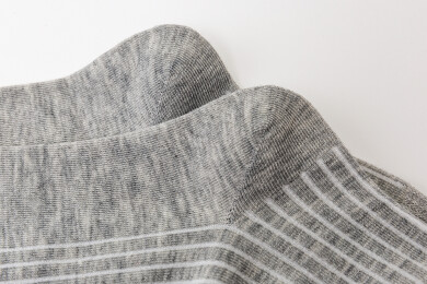 简约灰袜的舒适触感