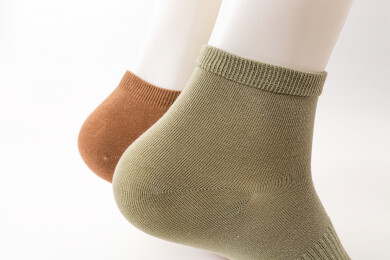 撞色短袜的时尚搭配