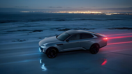 冰原上的汽车和远处的城市灯火