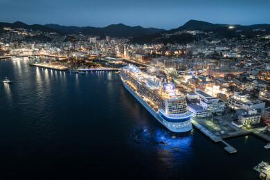 日本长崎港口夜幕下的豪华游轮城市夜景航拍