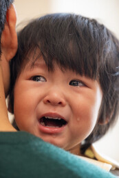 委屈哭闹的宝宝