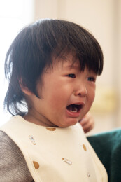 委屈哭闹的宝宝