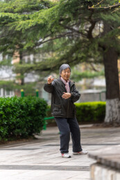 老年女人在小区里打太极拳