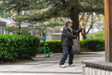 老年女人在小区里打太极拳