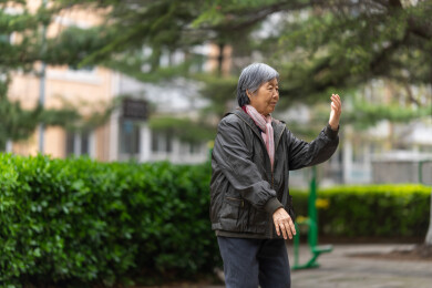老年女人在小区里打太极拳