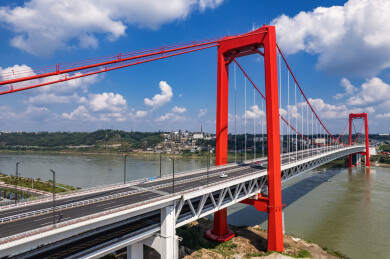 航拍晴天的四川泸州长江红色悬索桥