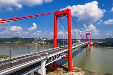 航拍晴天的四川泸州长江红色悬索桥