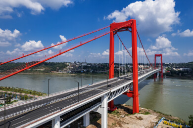 航拍晴天的四川泸州长江红色悬索桥