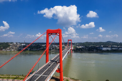 航拍晴天的四川泸州长江红色悬索桥