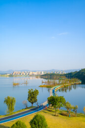成都天府新区兴隆湖健身步道绿道跑道湖水