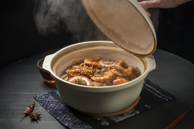 砂锅鲜虾粉丝煲特写深色调