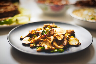 黑盘上的小炒菌类菜肴