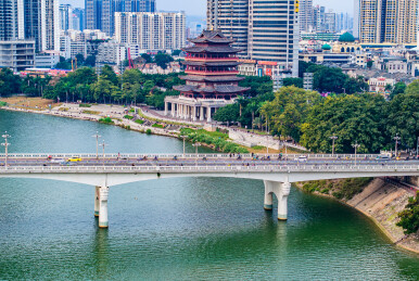 广西南宁青秀区邕江大桥畅游阁