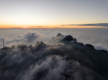 黄山雾凇日出云海耶稣光航拍视角