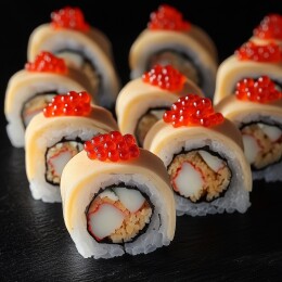 鱼籽点缀的精致寿司卷