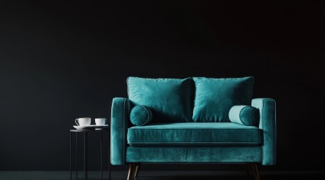 墨色背景下的绿意沙发