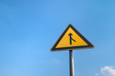 蓝天白云下的交通标志警示标识分岔路