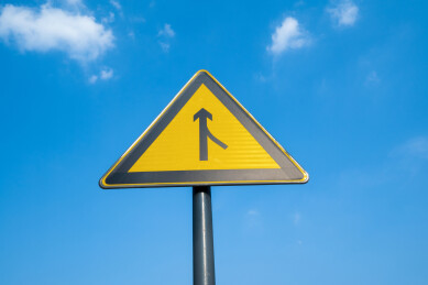 蓝天白云下的交通标志警示标识分岔路