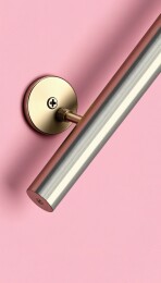 粉色背景上的金属质感门把手